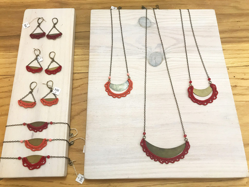 tactilotics lhirondelle boutique artisanat lisle sur tarn zoom sur les bijoux de dentelle Tactilotics de couleurs chaudes