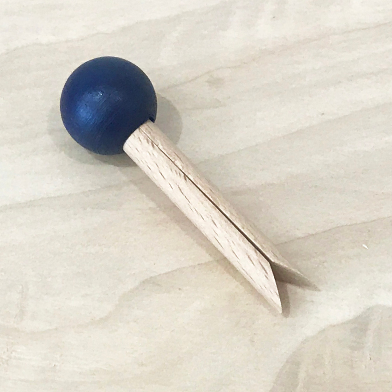 pince en bois tout simplement bleue foncee l hirondelle