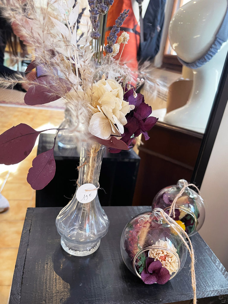 Bouquet de fleurs séchées dans une fiole chinée et boules de Noël Julienne des dames