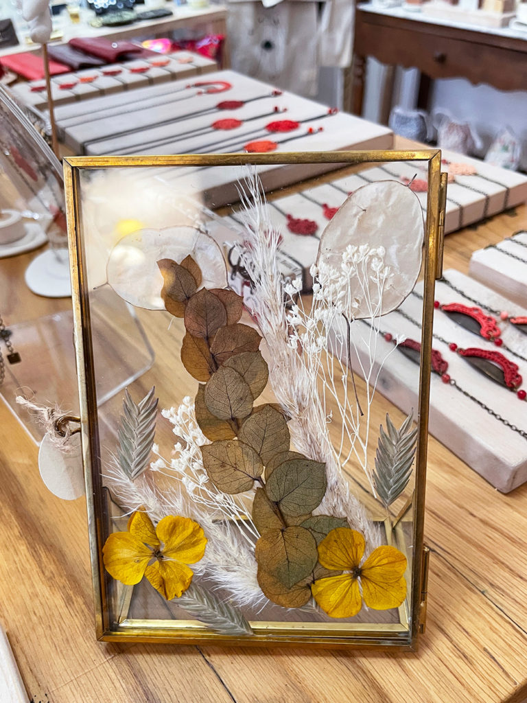 Composition de fleurs séchées dans un cadre en verre Julienne des dames