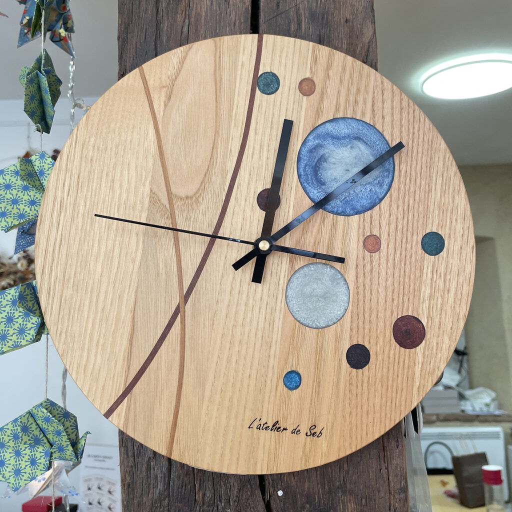 Horloge en bois et résine L’atelier de Seb